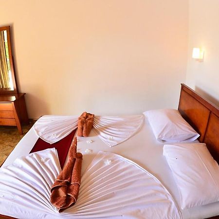 Green Shadows Beach Hotel 와두와 외부 사진