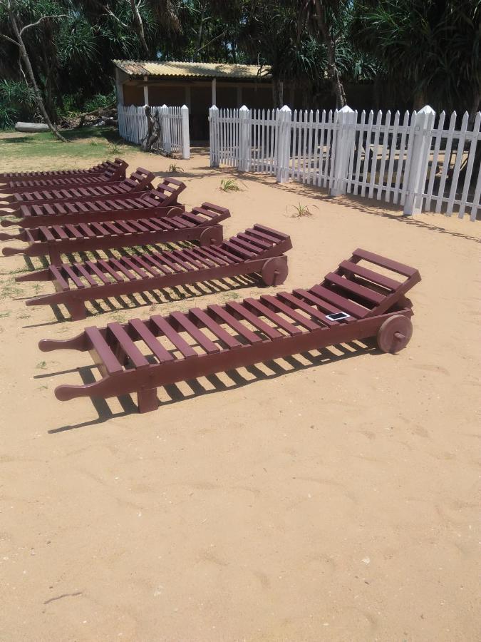 Green Shadows Beach Hotel 와두와 외부 사진