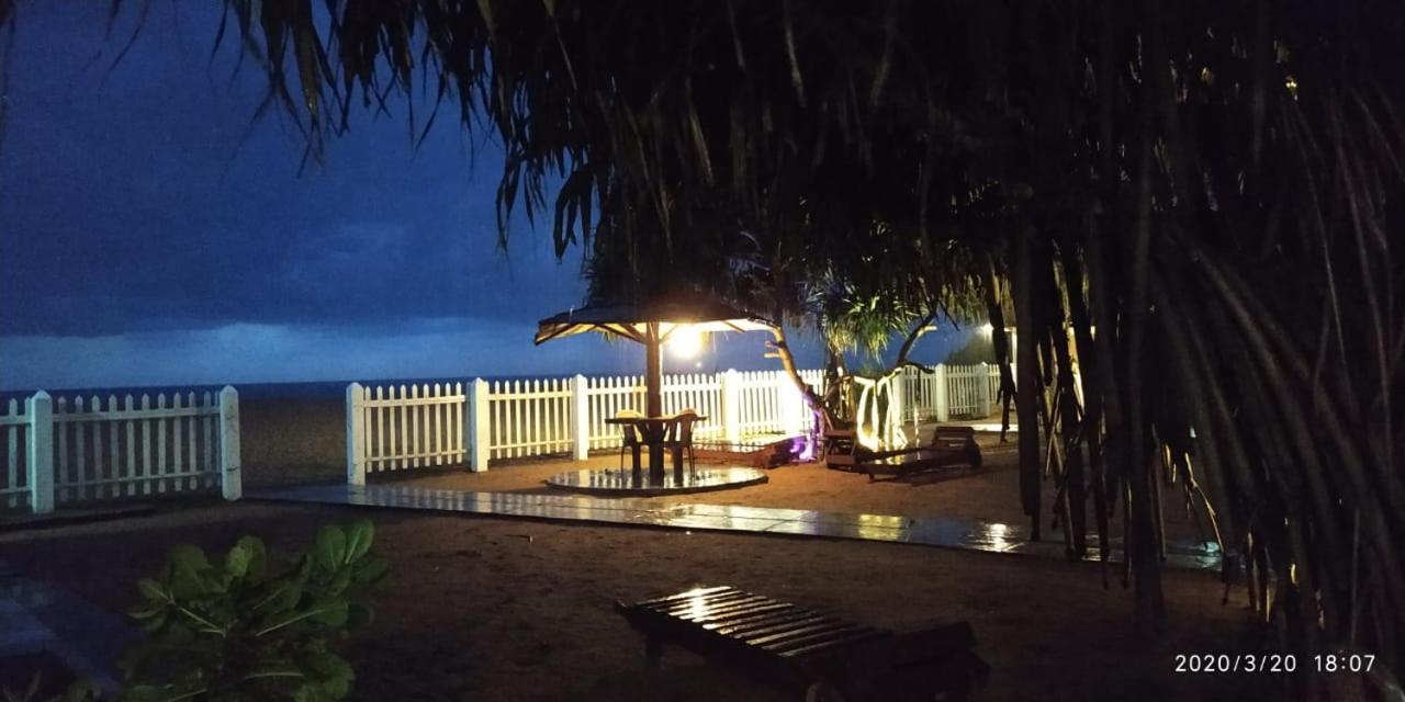 Green Shadows Beach Hotel 와두와 외부 사진