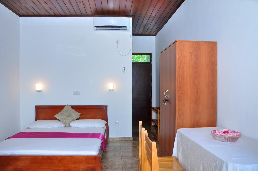 Green Shadows Beach Hotel 와두와 외부 사진