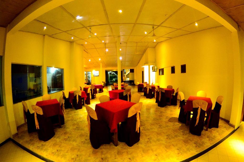 Green Shadows Beach Hotel 와두와 외부 사진