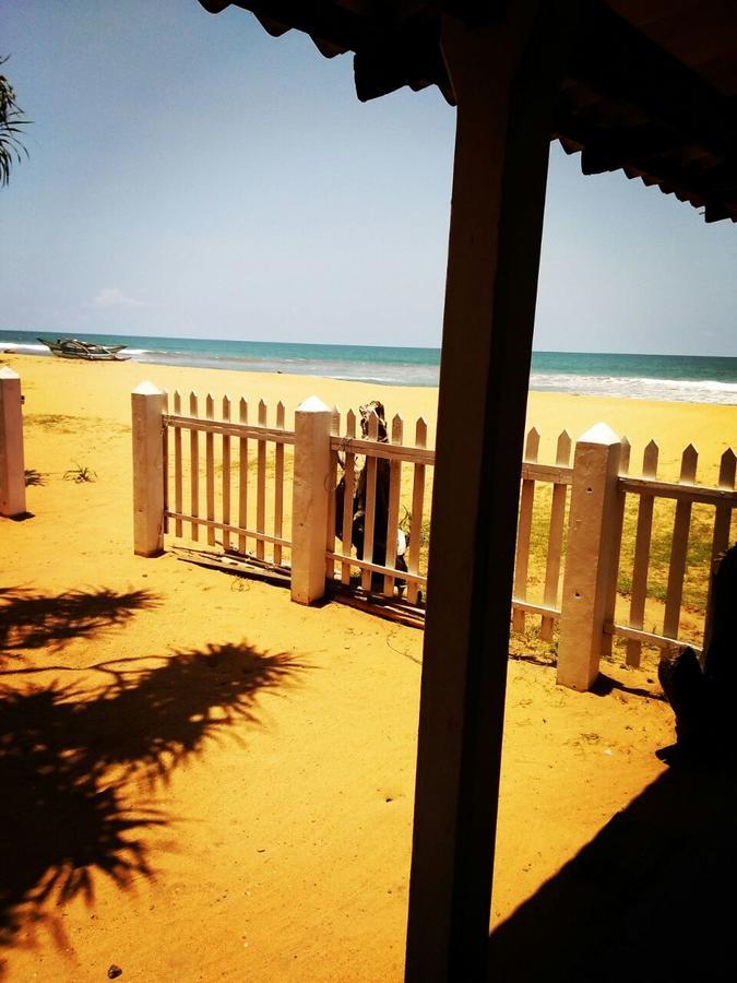 Green Shadows Beach Hotel 와두와 외부 사진