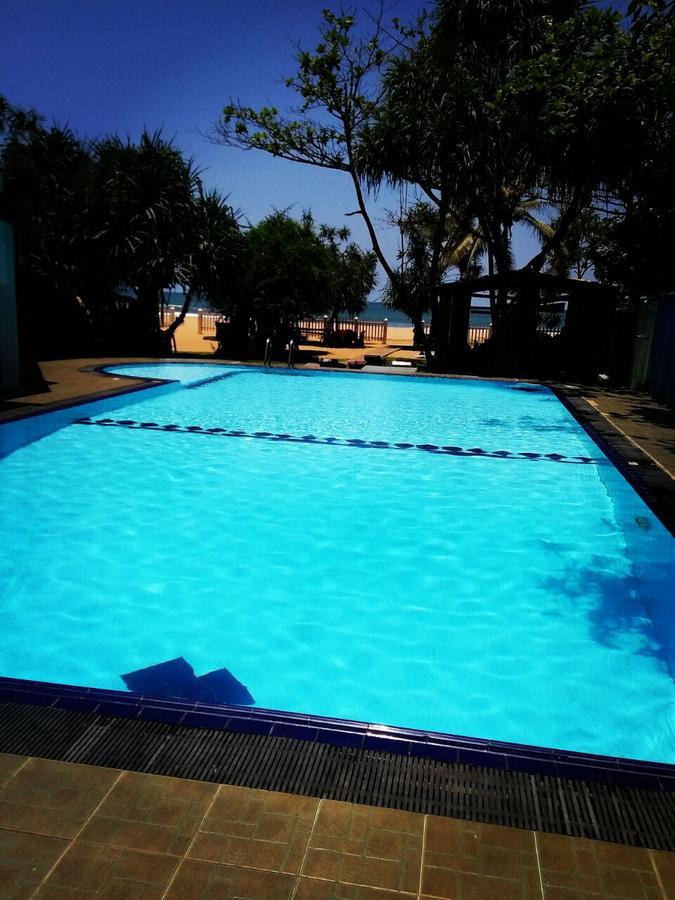 Green Shadows Beach Hotel 와두와 외부 사진