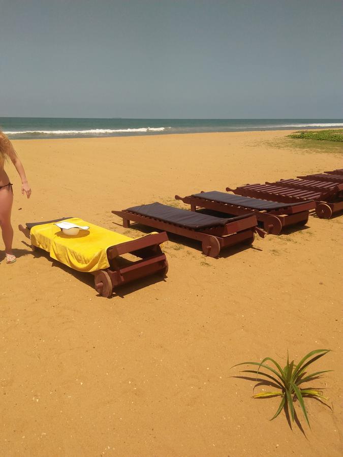 Green Shadows Beach Hotel 와두와 외부 사진